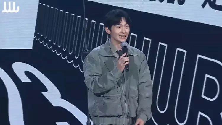 博恩登上第5屆走鐘獎擔任表演嘉賓。翻攝走鐘獎YT