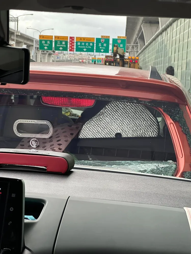 潔哥今天上午要前往好姊妹的婚宴，未料卻在國1南下五股路段發生車禍。翻攝《李秉潔》的臉書