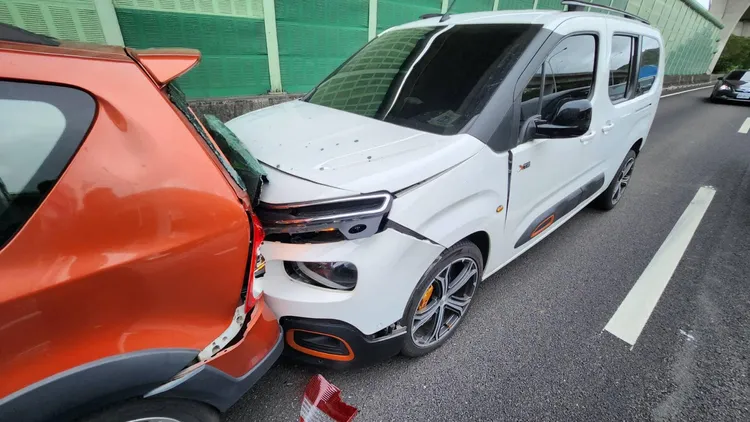 潔哥今天上午要前往好姊妹的婚宴，未料卻在國1南下五股路段發生車禍。翻攝《李秉潔》的臉書