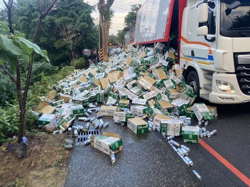 啤酒掉滿地！大貨車過彎釀禍　基隆基金一路回堵3公里