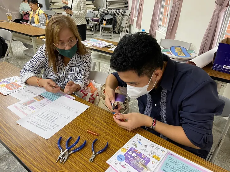 蘇榮世手做金屬飾品送給母親。翻攝畫面