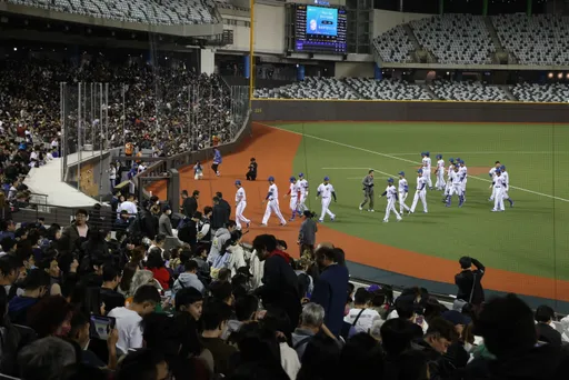 台北大巨蛋測出大問題！草皮太軟+紅土太硬　知情人士曝光原因