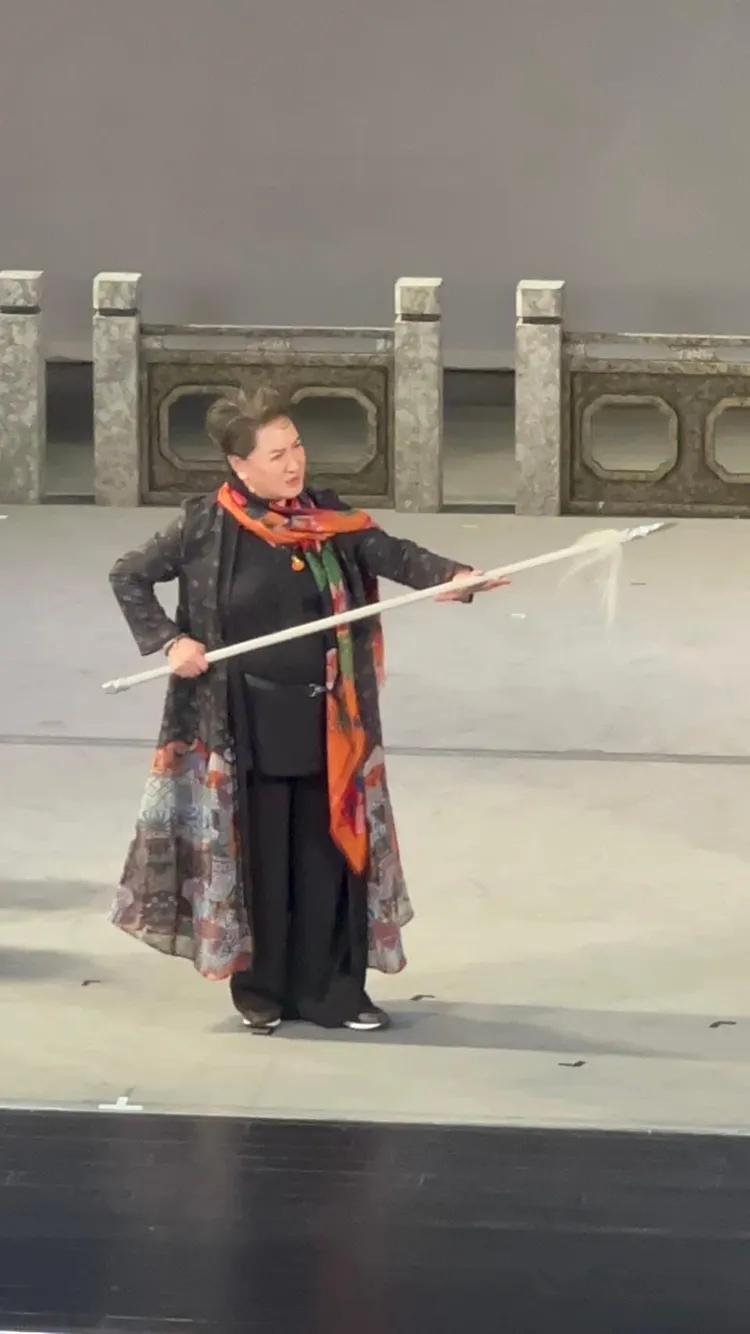 楊麗花赴台灣戲曲學院大師講座，示範耍槍。台灣戲曲學院提供