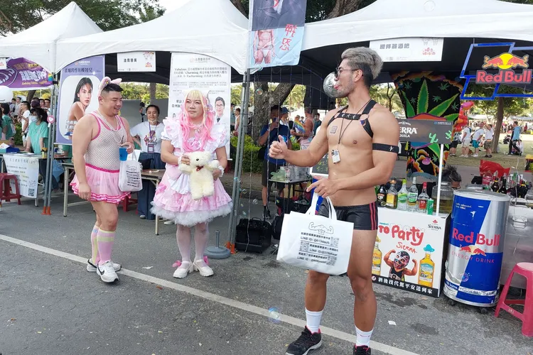 多元族群精心打扮。凃建豐攝