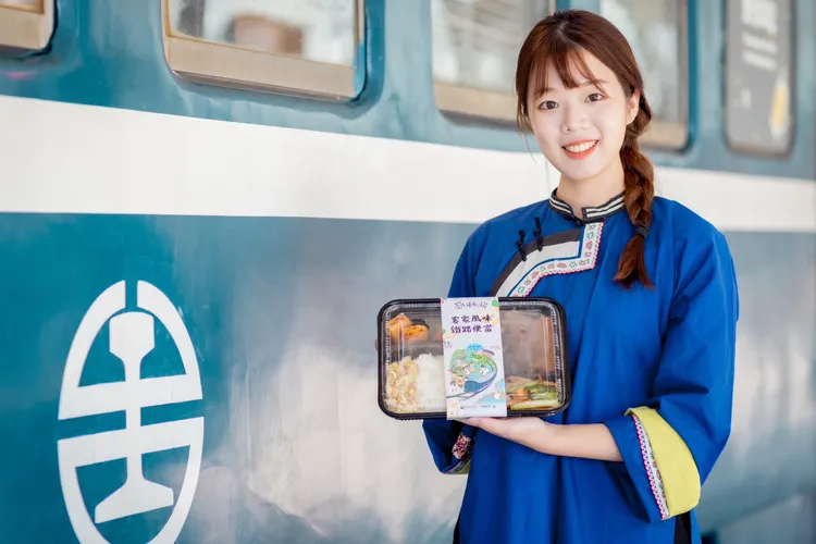 台鐵便當中午11時起開賣。業者提供