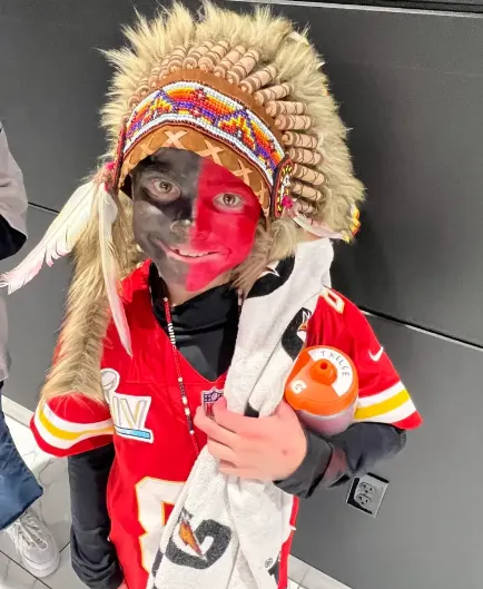 小男孩的媽媽貼出當天的照片，小男孩的臉是塗成紅色與黑色，抗議記者蓄意只截圖黑臉這一側。翻攝臉書/Shannon Armenta