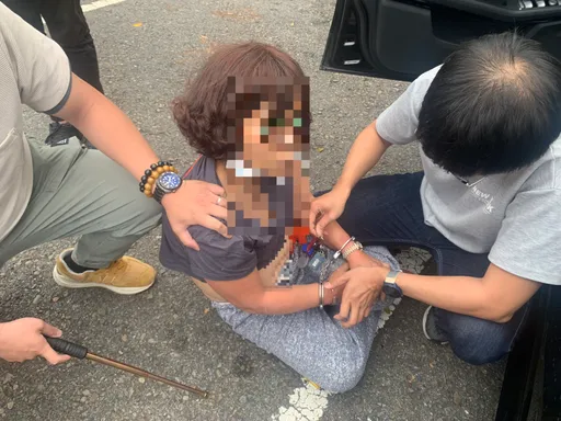 國道狂奔百公里緝毒 警荷槍實槍圍捕!驚見「阿嬤」級藥頭