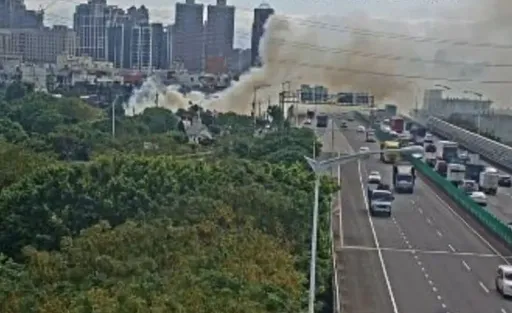 國道2號機場系統旁雜草火煙竄天 濃煙一度影響行車視線