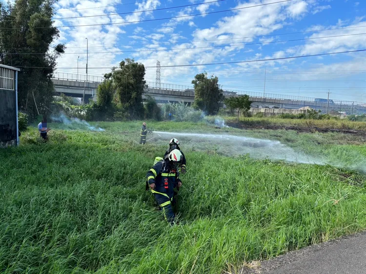 消防人員灌救。桃園市消防局提供