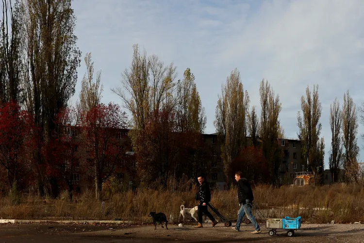 阿夫迪夫卡居民散步遛狗。路透社