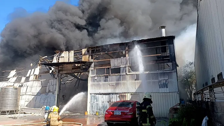 警消前往灌救。消防局提供