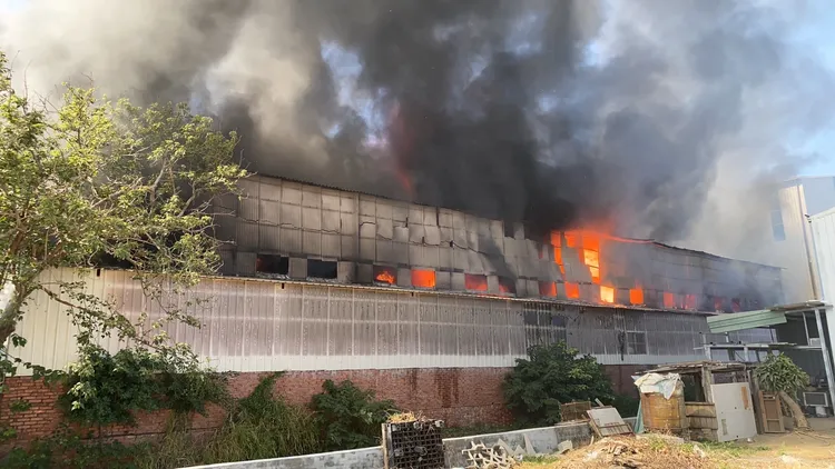 整個廠房全面燃燒。消防局提供