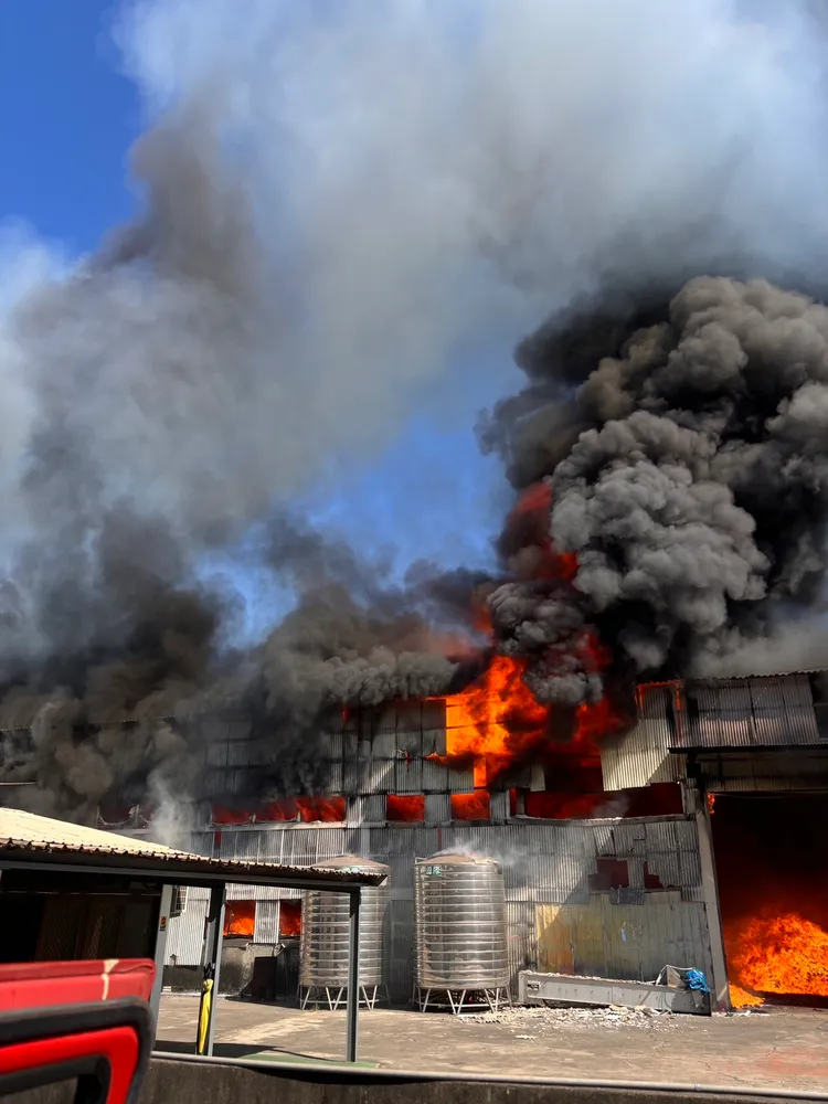 工廠陷入火海，竄出陣陣濃煙。消防局提供