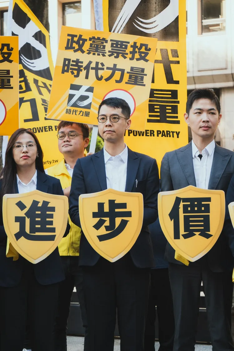 不分區提名人（前排左起）余佳蒨、陳泰源、宋國鼎。時力提供