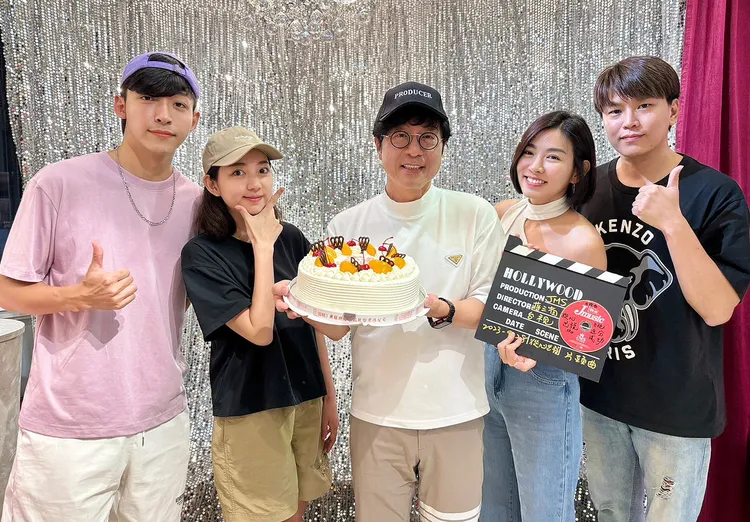 蕭景鴻（右起）、米可白及年輕演員端蛋糕為蔣三省（中）慶祝。MS蔣三省音樂提供