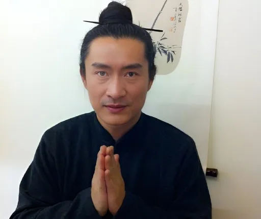 黃安一直雙手合十因為生病了!意外發現別人都怕他 還被當做化緣