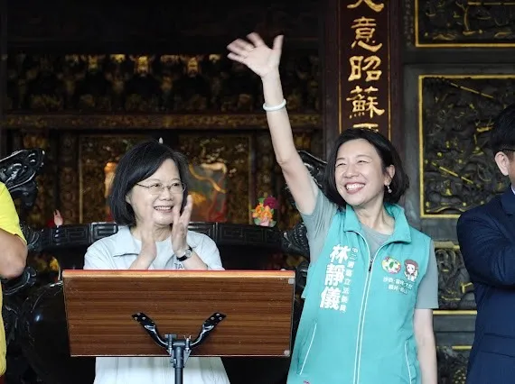 蔡英文稱讚林靜儀立委2年當4年用，2年任內就爭取40多間學校的建設。林靜儀服務處提供