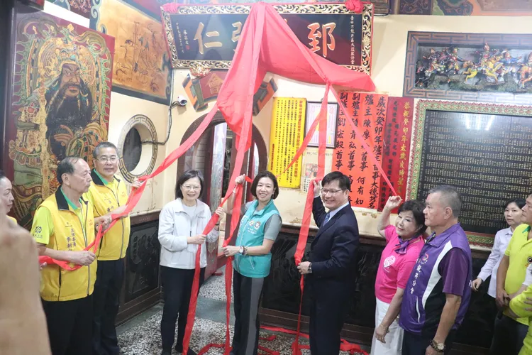 蔡英文龍井區無極天道監修宮參拜，致贈「郅善弘仁」匾額。林靜儀服務處提供