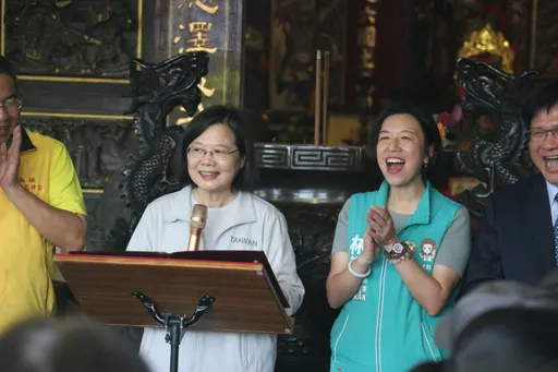 蔡英文台中贈匾挺林靜儀 列政績問:有什麼道理下架執政黨?