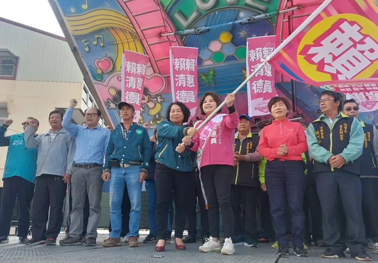 前台南市議長賴美惠授旗給賴惠員，營造大團結氣勢。賴惠員提供