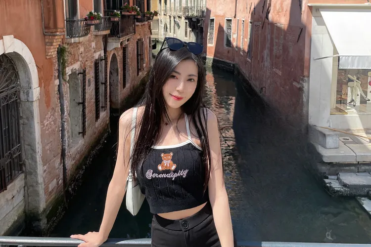 萱萱希望她的直播間笑聲連連，也希望自己能成為大家生活中的開心果。