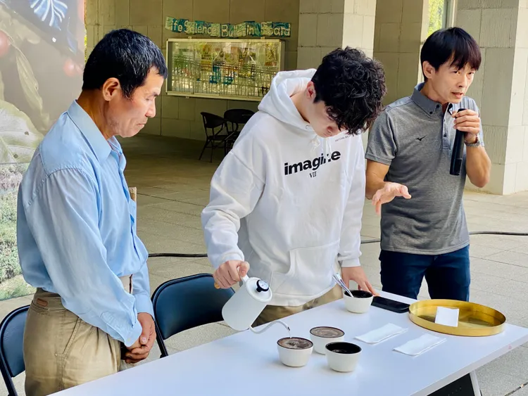 現場實地操作，一啜舞姬香醇。王志弘攝