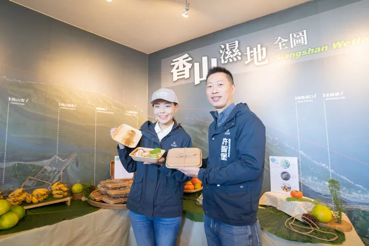 高虹安與產發處長許智堡推薦來香山吃在地特色美食。新竹市府提供