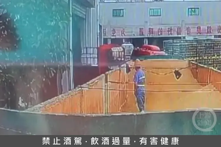 一名工人爬進青島啤酒三廠原料倉疑似小便的影片在網上熱傳。翻攝上游新聞