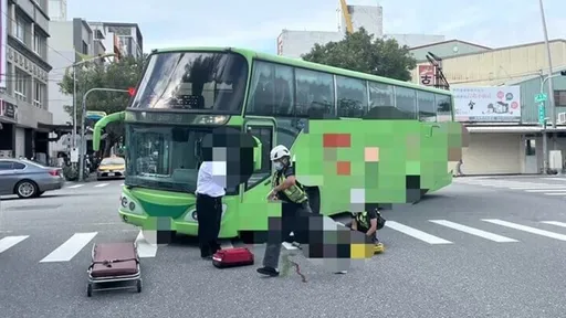 行人地獄！92歲翁綠燈走斑馬線　遭遊覽車撞死