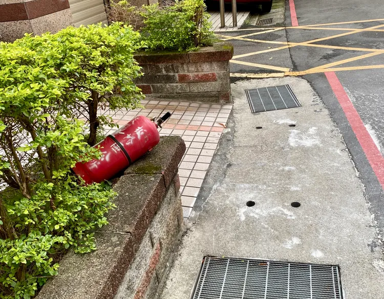 地上還殘留清掃過後的白色乾粉痕跡。警方提供