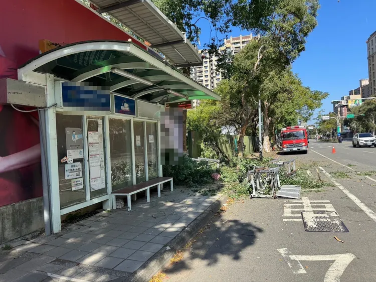 林口富貴森林公園站牌受工安意外影響暫時封閉。翻攝畫面