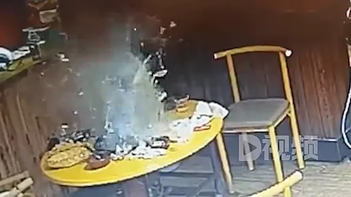 羊肉火鍋「突然炸鍋」熱湯四射　竟然2惡客離開前設的陷阱