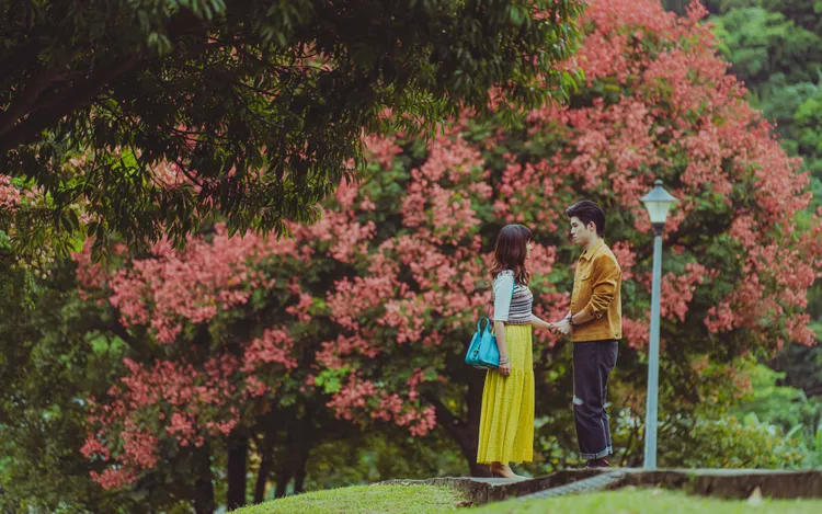 王淨（左）將TOD'S T Timeless托特包作為約會包款。Netflix提供