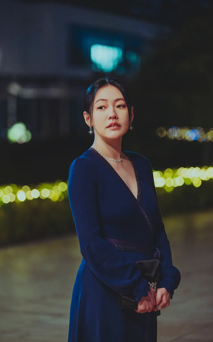 小S出席派對場合時選擇Roger Vivier的Bouquet Strass晚宴包。Netflix提供