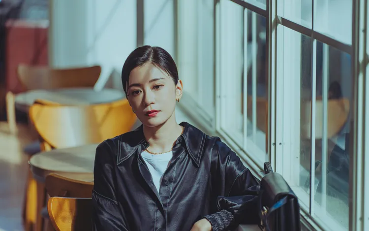 賈靜雯劇中選用Roger Vivier Viv Choc肩揹包作為日常隨身包款。Netflix提供