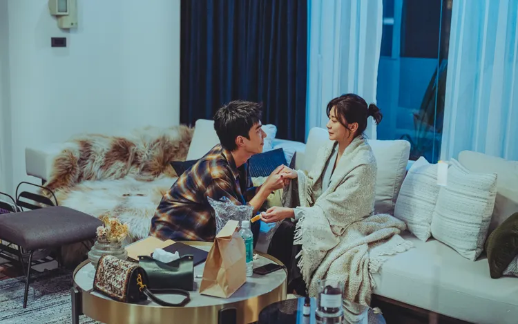 擺在桌上的TOD'S T Timeless編織風琴包也是賈靜雯的時尚單品。Netflix提供