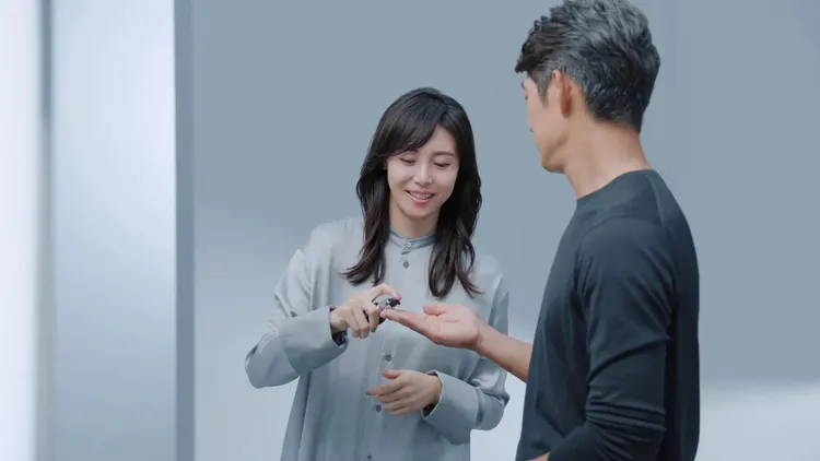 松嶋菜菜子在廣告中幫老公倒保養品。翻攝SHISEIDO