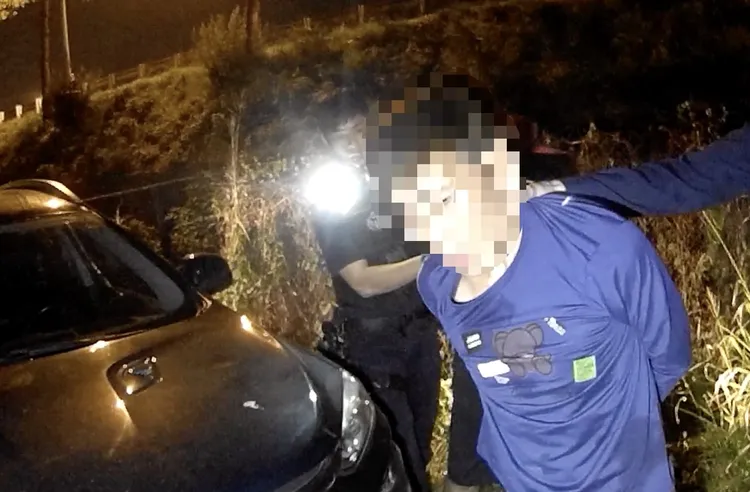 謝男駛入燕巢區一帶的產業道路死巷而被攔停。翻攝畫面