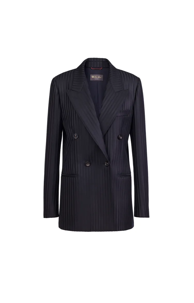 AURORA大衣，12萬9900元。品牌提供