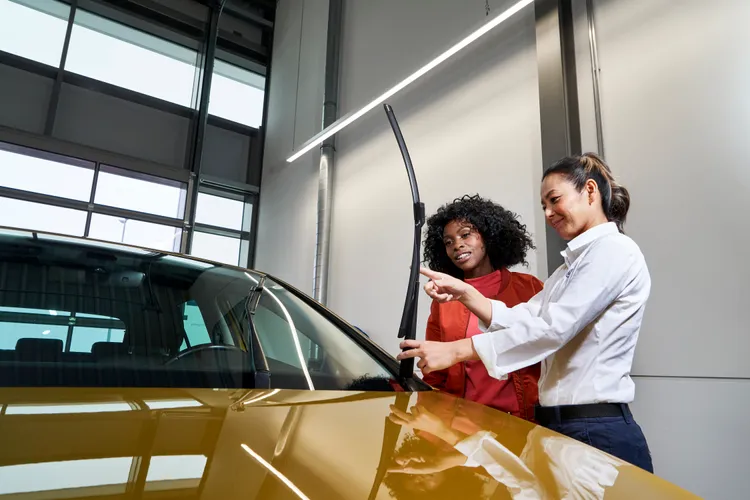 凡至 Volkswagen 授權經銷商回廠維修保養或賞車，可享精選雙品牌米其林及普利司通輪胎買三送一特惠、原廠零件最低8折等優惠。業者提供