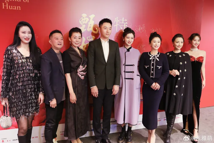 「甄嬛傳文化傳承體驗特展」開幕活動，「浣碧」蘇盈瑩（右起）、「槿汐」孫茜、「富察貴人」趙秦、「果郡王」李東學、「齊妃」張雅萌、製片人敦淇、「欣嬪」萬美汐相聚。翻攝張雅萌微博