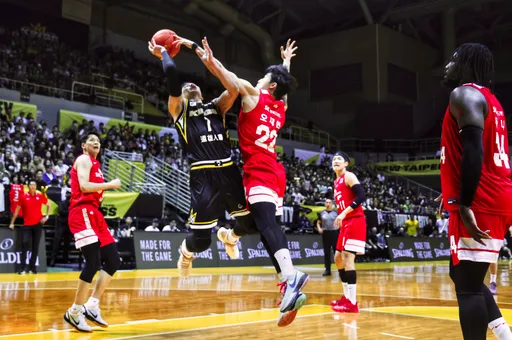 林書豪上半場只拿4分　中場休息告訴弟弟這句話！林書緯下半場爆量19分