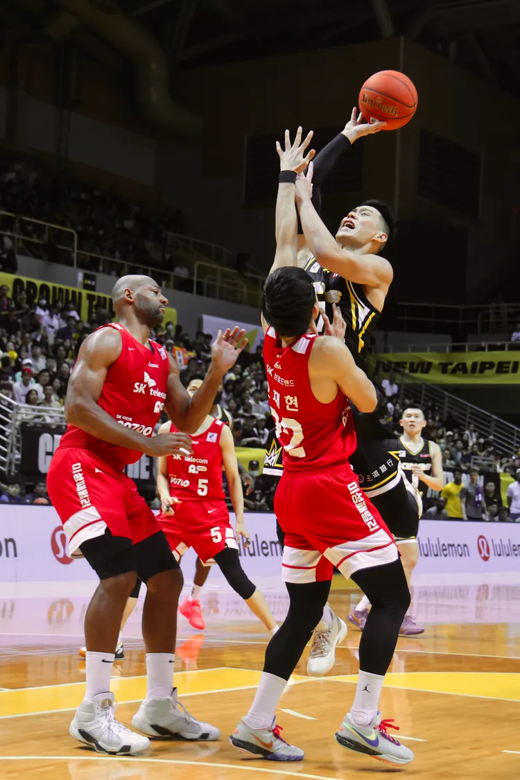 林書豪今遭到強力防守。 林林攝