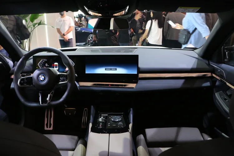 透過重新詮釋的駕駛導向設計，將懸浮式曲面螢幕結合全新BMW Operating System 8.5、頂級水晶中控套件、隱藏式冷氣出風口設計與大幅減少的實體按鍵，帶來旗艦般的座艙設計思維與先進座艙佈局。林浩昇攝