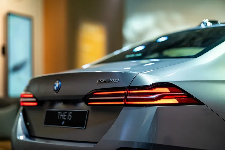 全新BMW 5系列擁有達到5米旗艦級距的5060mm車長，車尾搭配橫幅式3D立體LED尾燈與立體造型後下擾流設計，大幅強化運動性能氣息。業者提供