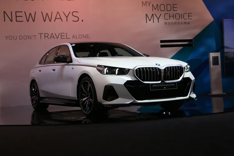 在全車專屬M Performance套件、碳纖維套件與車身彩貼的強化之下，讓全新世代BMW 5系列的氣勢更勝以往。林浩昇攝
