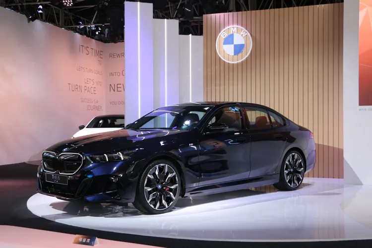 援引M家族基因的i5 M60 xDrive，藉由專屬全黑化搭配專屬M標誌的M橫幅式水箱護罩、M雙肋型後視鏡、內部飾條黑化處理的燻黑造型頭燈、黑色M擾流尾翼以及立體造型後下擾流，展現專屬於BMW的電能熱血風格。林浩昇攝