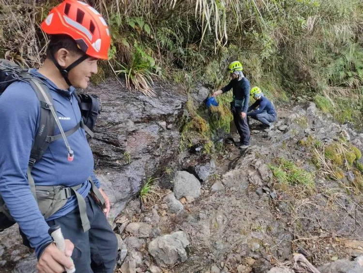 來台觀光的2名法國登山客23日前往屏東縣霧台鄉霧頭山登山失聯，警消搜救行動進入第3天，28日分成路面3組人員徒步前進。中央社（屏東消防局提供）
