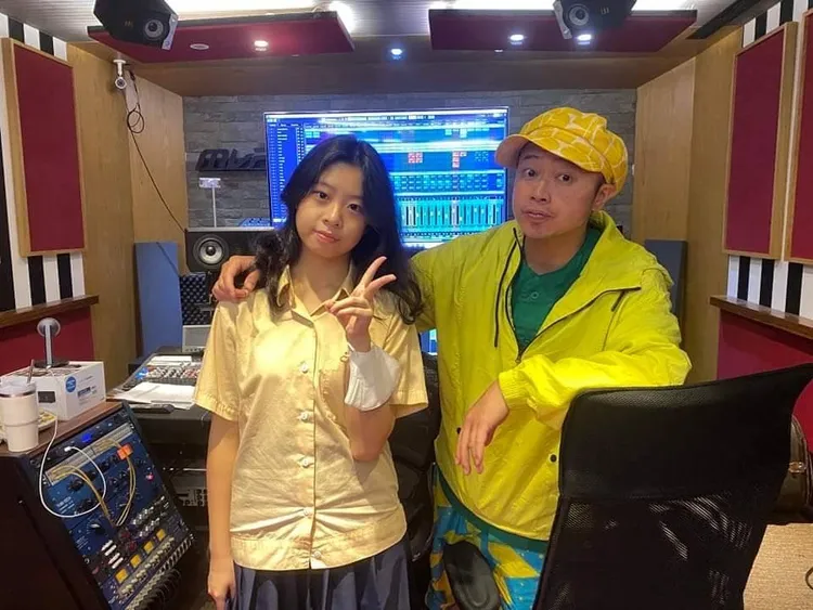 彈頭帶女兒錄音。翻攝彈頭臉書