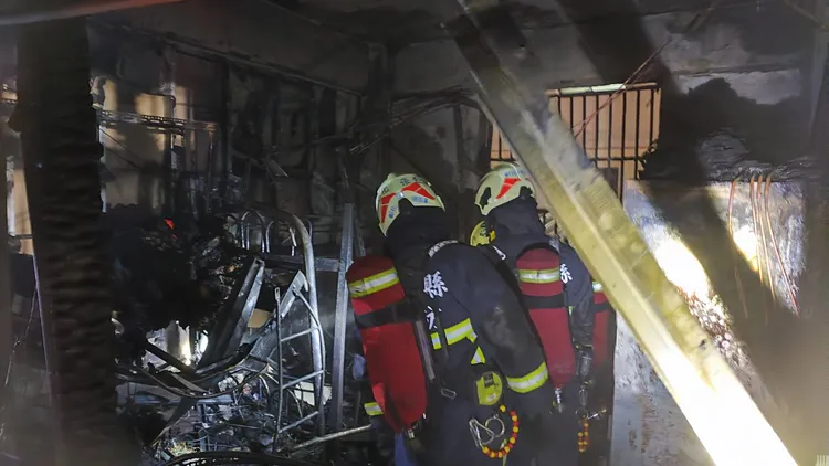 消防人員研判起火點為2樓1間移工房間。民眾提供